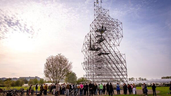 „ASA NISI LAGA“ besteigen: Kurz-Touren auf das Kunstwerk