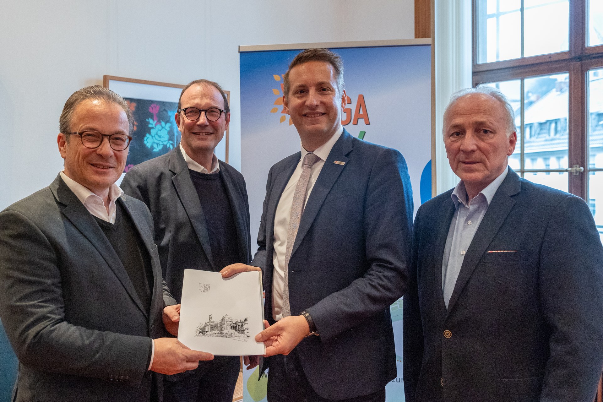 Regierungspräsident Thomas Schürmann übergibt den Förderbescheid an Bürgermeister Reiner Breuer. | Foto: Stadt Neuss