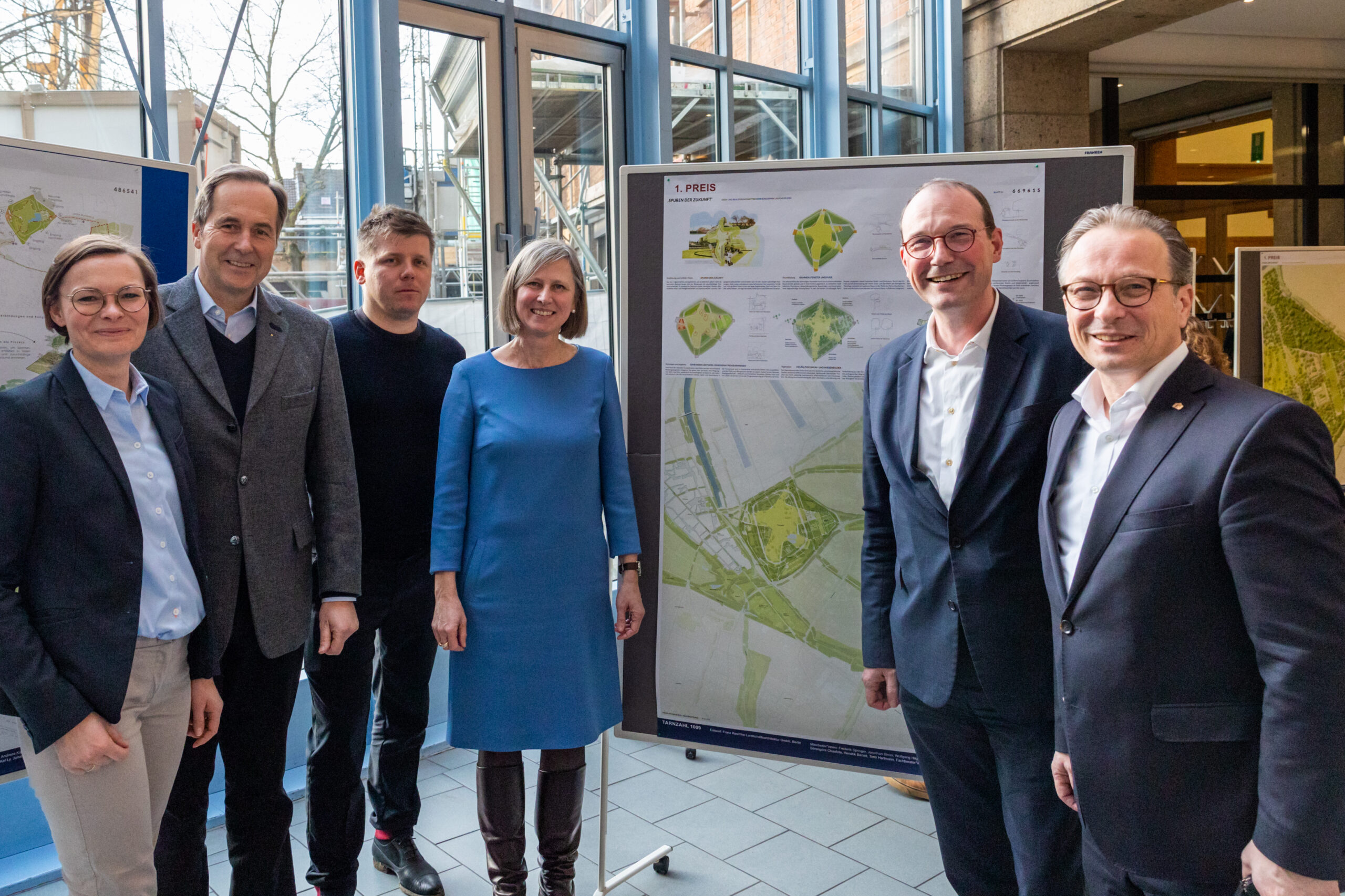 Landschaftarchitekt Franz Reschke mit Jury vor seinem Gewinnerentwurf für die Landesgartenschau 2026 | Foto: Stadt Neuss