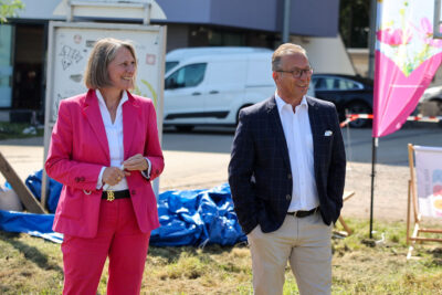 Pressekonferenz auf dem LAGA-Gelände: GmbH-Geschäftsführerin Annette Nothnagel mit Bürgermeister Reiner Breuer. | Foto: Stadt Neuss
