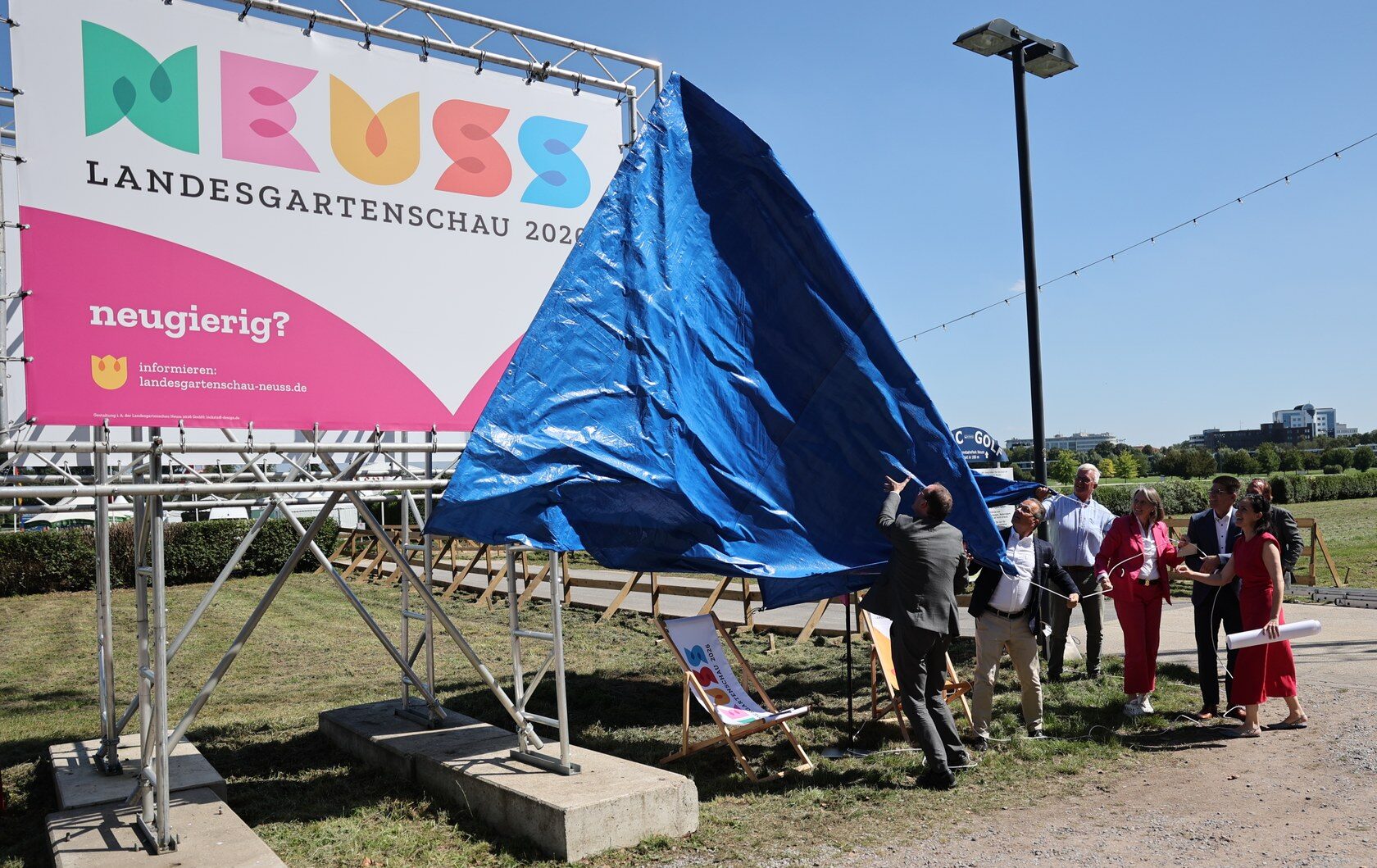 Mit der Enthüllung des aktualisierten Baustellenbanners auf dem Gelände ist die Landesgartenschau Neuss 2026 pünktlich zum Schützenfest präsent. | Foto: Stadt Neuss