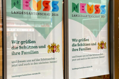 Tradition in der Neusser Innenstadt: Auch die Landesgartenschau GmbH platzierte an der Eingangstür Grüße an die Schützen. | Foto: LAGA Neuss 2026 GmbH