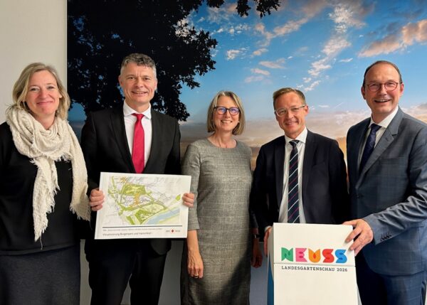 Neusser Delegation stellt ISEK-Planung im MHKBD in Düsseldorf vor: (v.l.n.r.) Anne Becker, Stadtplanung Neuss, Dr. Jörg Geerlings MdL, Annette Nothnagel, Geschäftsführerin LAGA Neuss GmbH, Daniel Sieveke, Staatssekretär im Ministerium für Heimat, Kommunales, Bau und Digitalisierung des Landes Nordrhein-Westfalen, Beigeordneter Christoph Hölters, Geschäftsführer LAGA Neuss GmbH