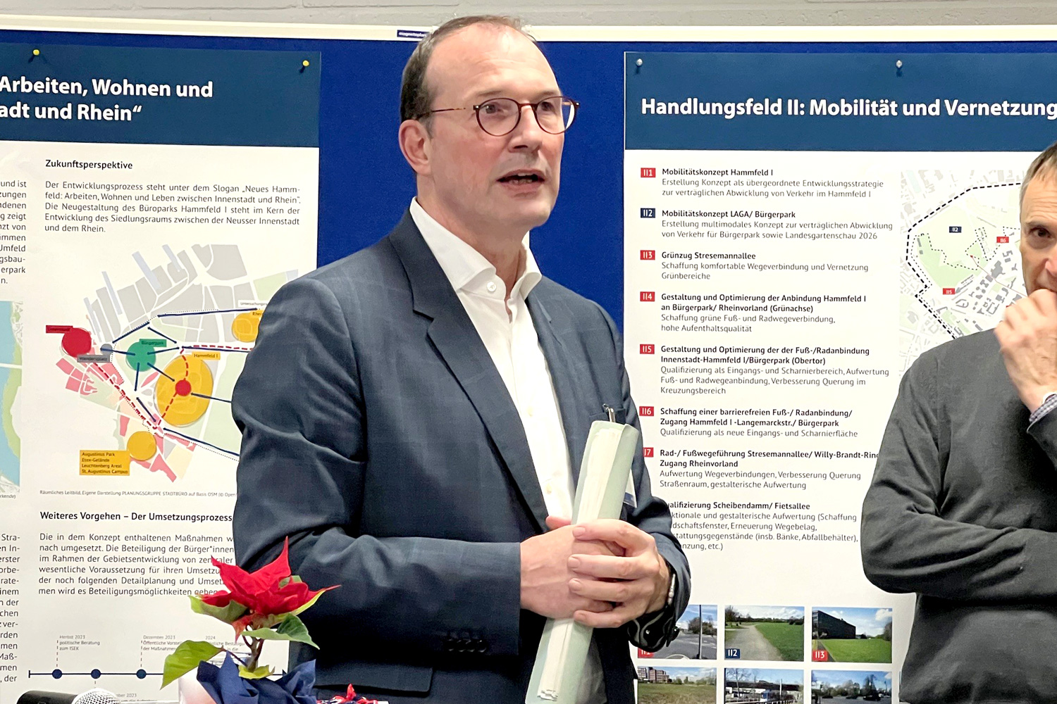 Beigeortneter Christoph Hölters informiert zur Entwicklungsplanung des Hammfeld I.