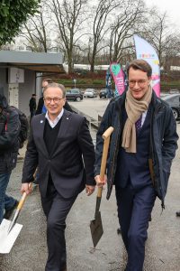 Bürgermeister Reiner Breuer, Stadt Neuss, und Ministerpräsident Hendrik Wüst MdL auf dem Weg zum Spatenstich für die Landesgartenschau Neuss 2026. | Foto: G.u.D. Bialojan 