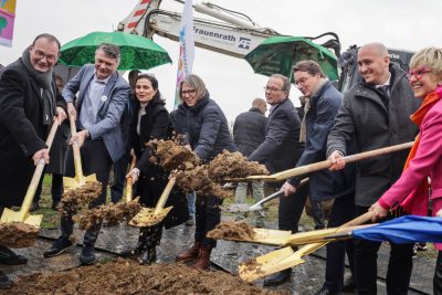 Ein bedeutendes Ereignis: Mit dem ersten Baum, eine Roteiche, beginnen die Pflanzarbeiten für den neuen Park in Neuss. V.l.n.r. Christoph Hölters (Beigeordneter Stadt Neuss u. Geschäftsführung LAGA Neuss 2026 GmbH), Dr. Jörg Geerlings MdL, Sarah Maria Breuer (Grünes Herz Neuss), Annette Nothnagel (Geschäftsführung LAGA Neuss 2026 GmbH), Bürgermeister Reiner Breuer (Stadt Neuss), Ministerpräsident Hendrik Wüst MdL, Jan Sommer (Geschäftsführung LAGA Neuss 2026 GmbH), Eva Kähler-Theuerkauf (Präsidentin Landesverband Gartenbau Nordrhein-Westfalen e.V.) | | Foto: G.u.D. Bialojan